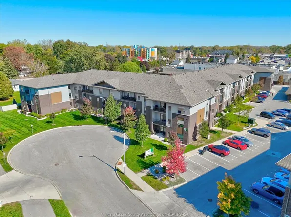 5840 Newman Blvd #202, Lasalle, ON N9J 0E3