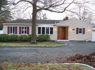 10 Lawrence Rd, Shirley, NY 11967