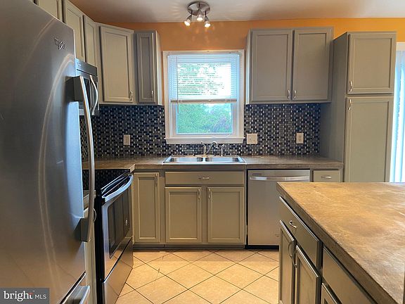 4th image of 10701 Locust Ct