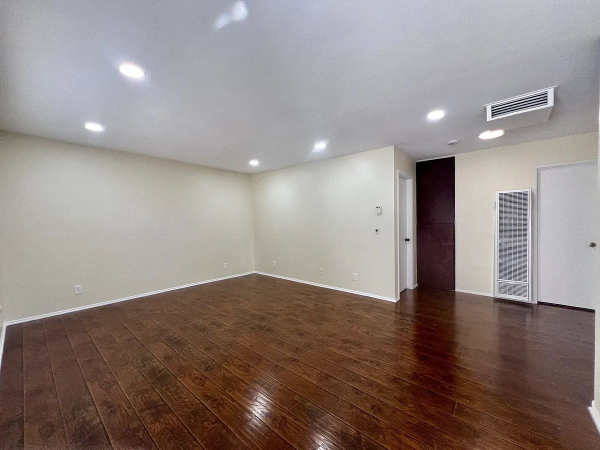 Building Photo - 38560 Larkin Ave #4