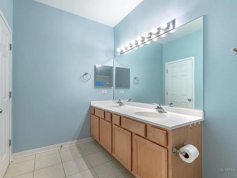1344 W Grenshaw St #A — Photo 15