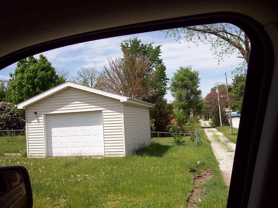 2nd image of 702 N Hathaway St
