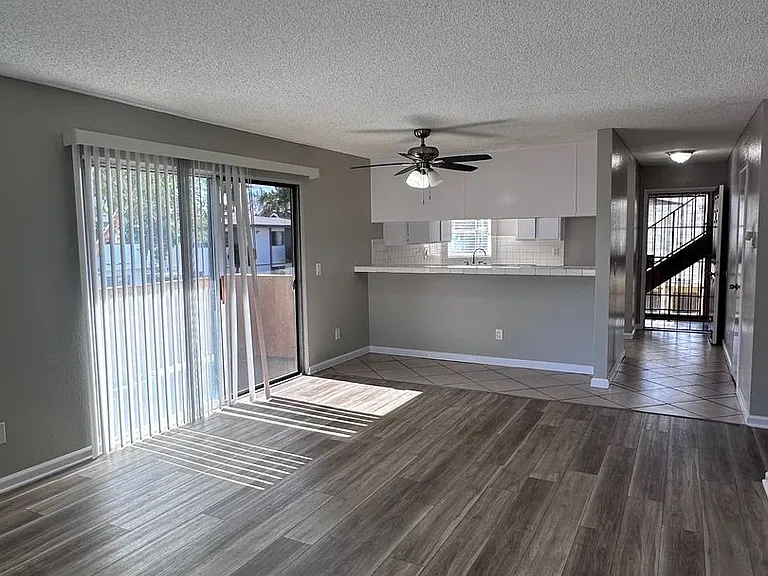 1726 Daly-Jardin Apartments — Photo 3