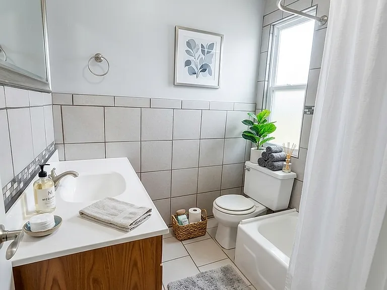 1818 N Pulaski St #4 — Photo 3