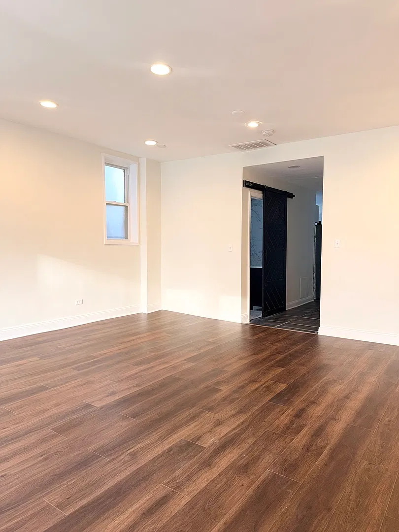 2 bed, 1000 sqft, $2,200 — Photo 3