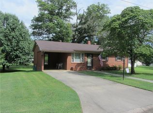 313 N 6th Ave, Mayodan, NC 27027