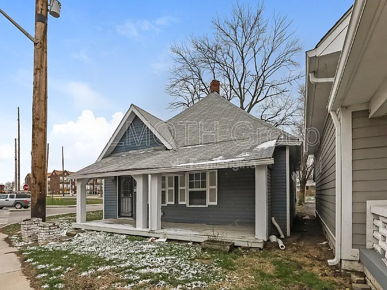 2631 Southeastern Ave — Photo 2