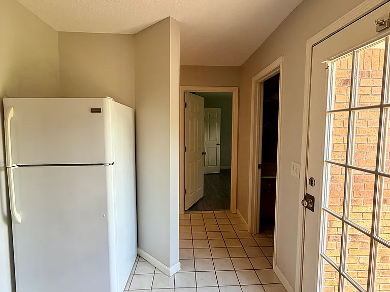 305 Cambridge Dr #305 — Photo 4