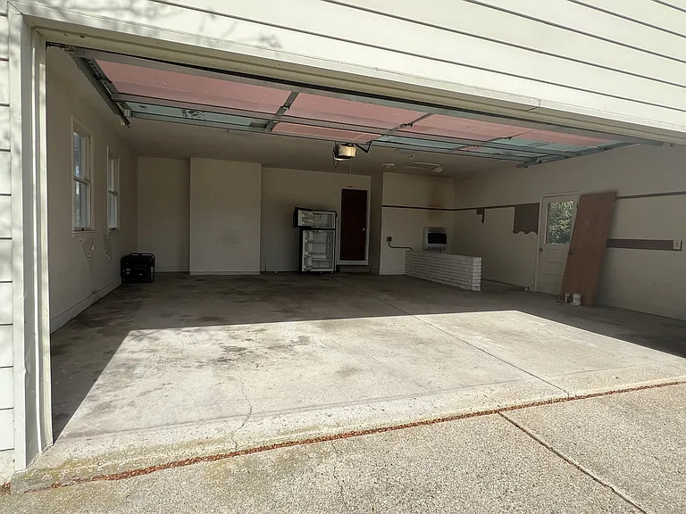 2044 Peters Rd — Photo 3