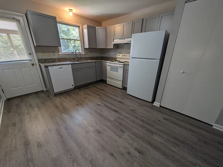 1360 Columbia Dr — Photo 2
