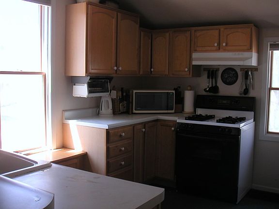 Spacious kitchen, newer maple cabinets