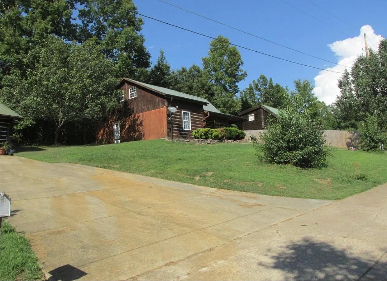 3 bed, 1032 sqft, $1,100 — Photo 2