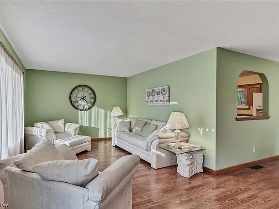 4th image of 557 Maple Ave