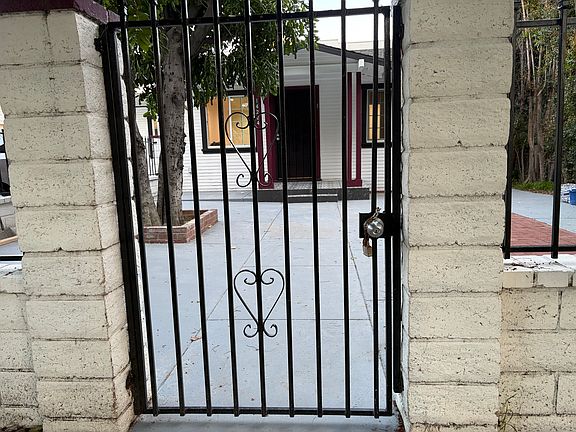 Gate
