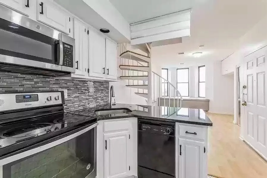 2 bed, 1.5 bath, $2,000 — Photo 3