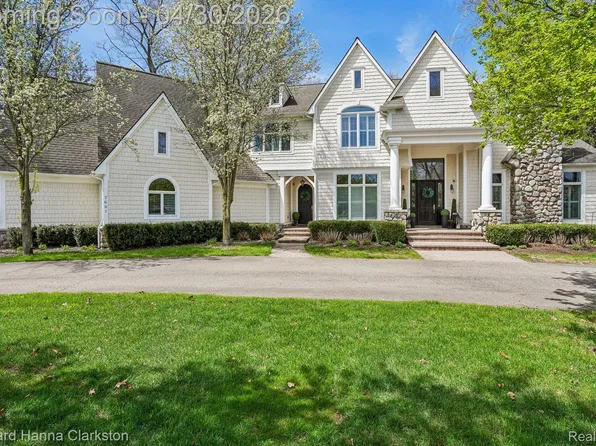 7651 Maple Ridge Ct, Clarkston, MI 48346