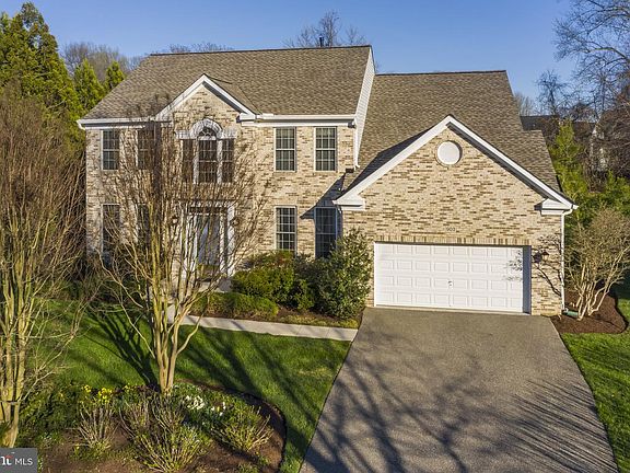 3rd image of 903 Sand Brook Ct