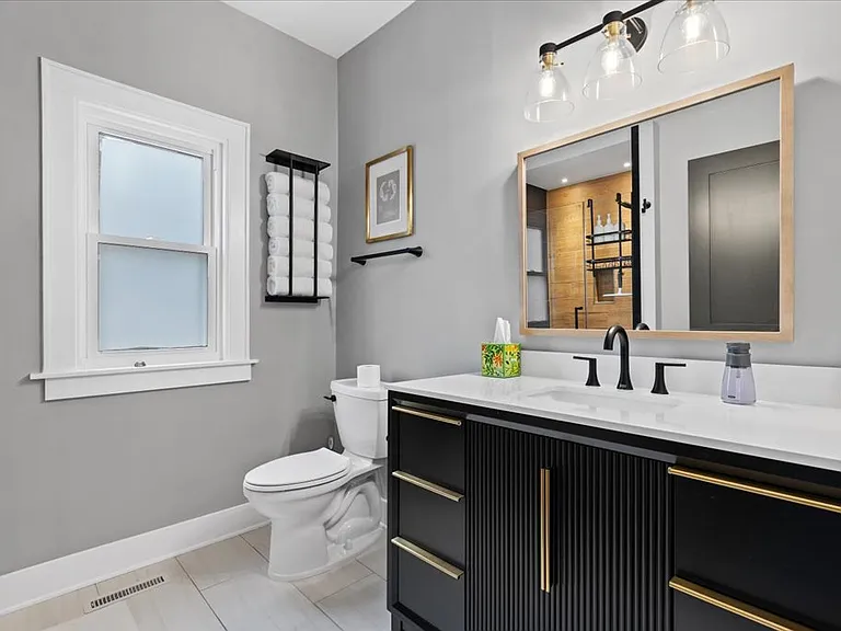 1608 N Astor St — Photo 8