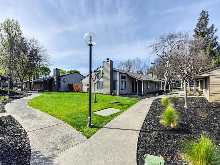 Brookside Crossing — Photo 10