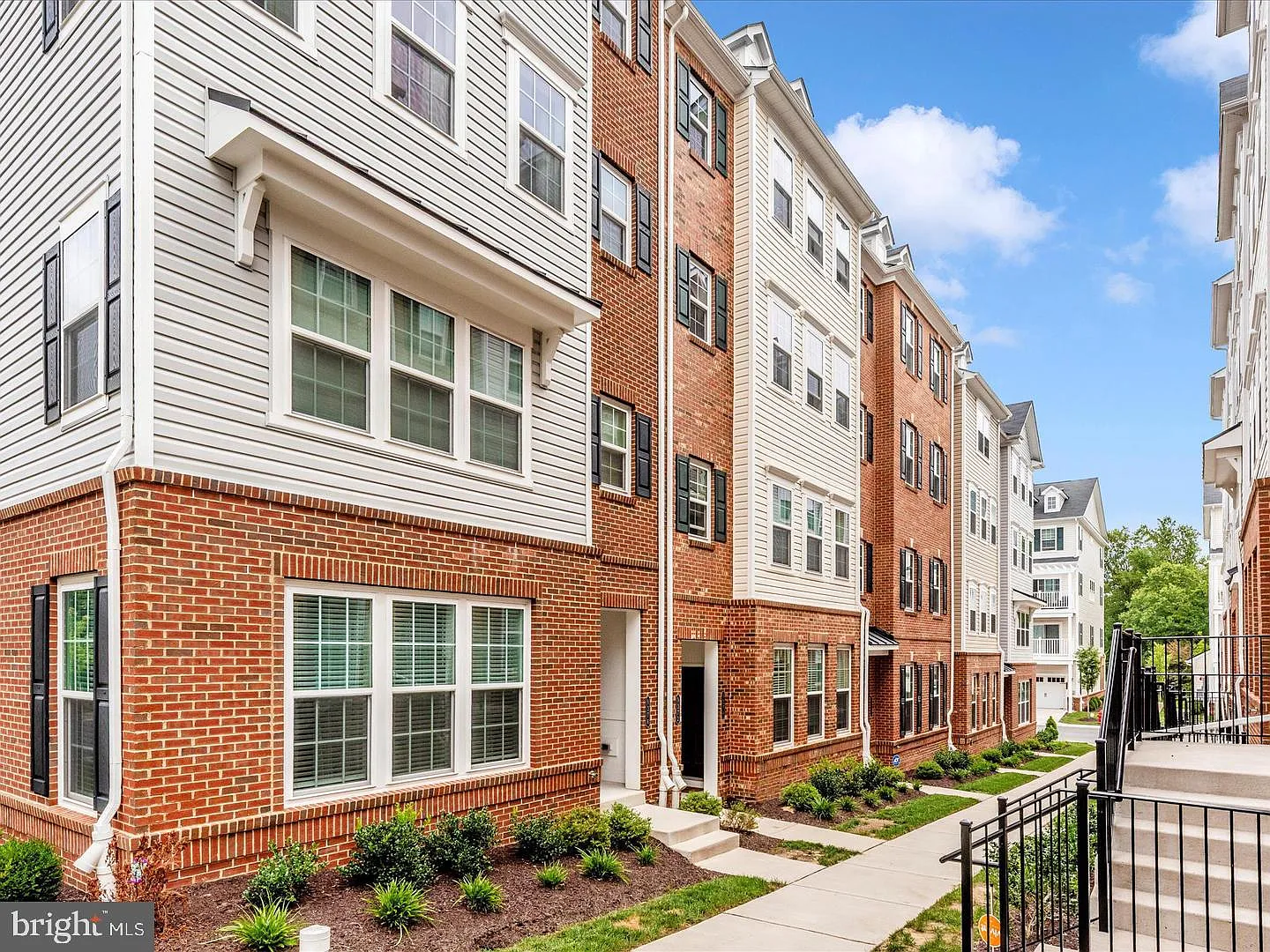 3 bed, 2.5 bath, 1711 sqft, $3,300 — Photo 1