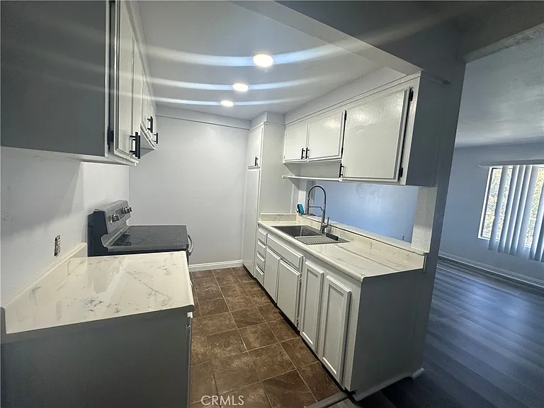 1735 E Washington St — Photo 4