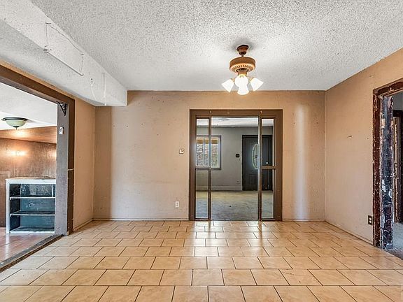 2nd image of 1013 E 4th St