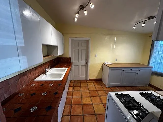 500 W 17th St #1 — Photo 9