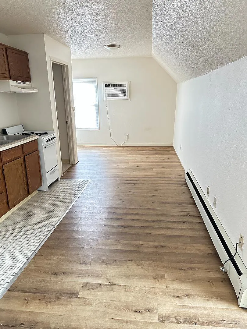 Unit Photo - 127 1/2 Welch Ave #201