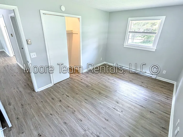 182 Ewart Dr — Photo 7