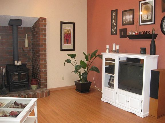 Living Room w/ Vaulted Ceilings