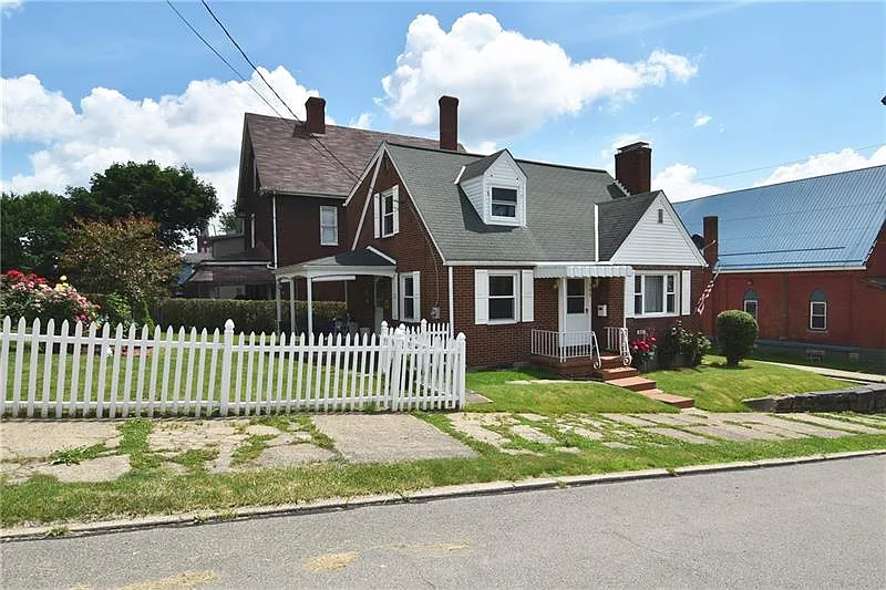 902 Western St photo 1
