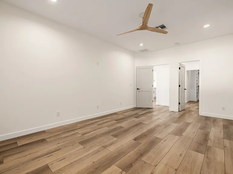 938 E Coronado Rd — Photo 64