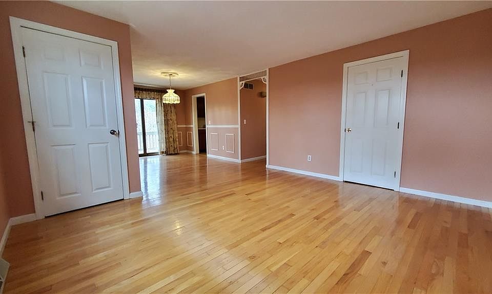 1st image of 409 Pinewood Dr