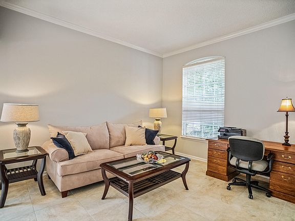 5th image of 221 Springwood Ln