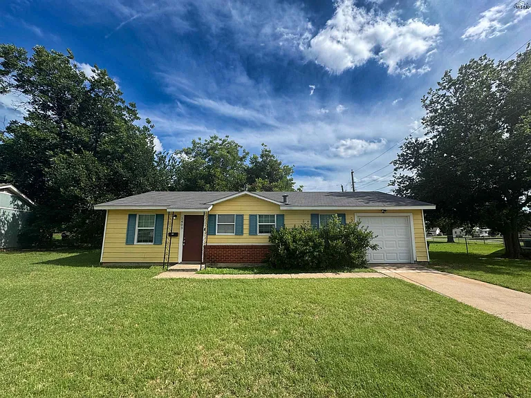 1403 E Cortez Dr — Photo 1