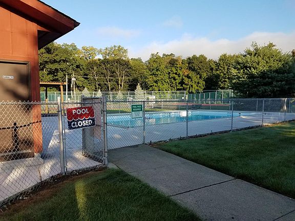 4th image of 200 Tamerisk Ln