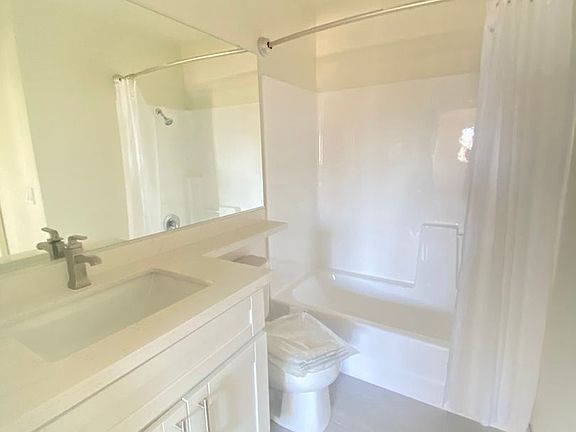 4th image of 924 S Carondelet St #301