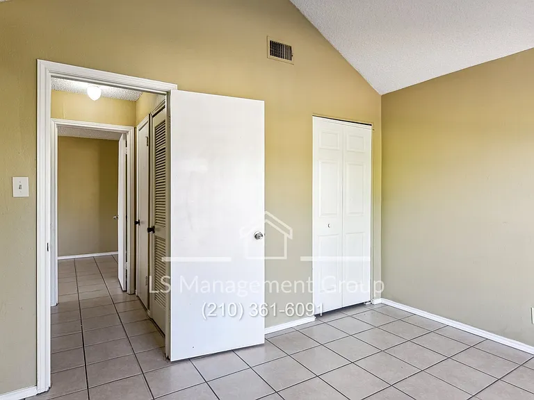 6702 Windsor Holw — Photo 32