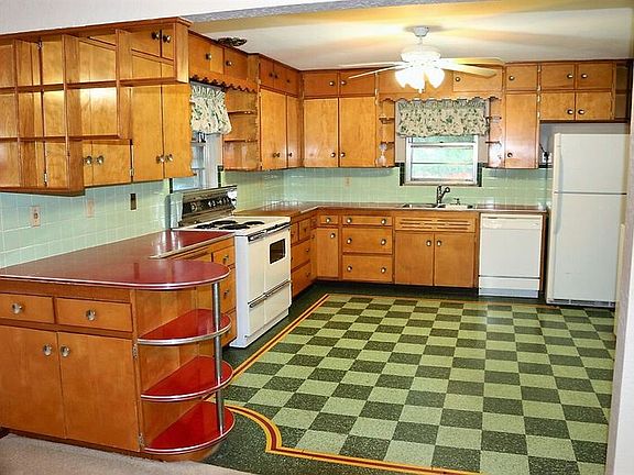 4th image of 4005 Delavan Ave