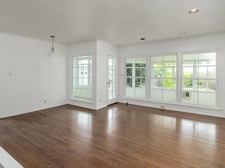 8129 Darby Ave — Photo 5
