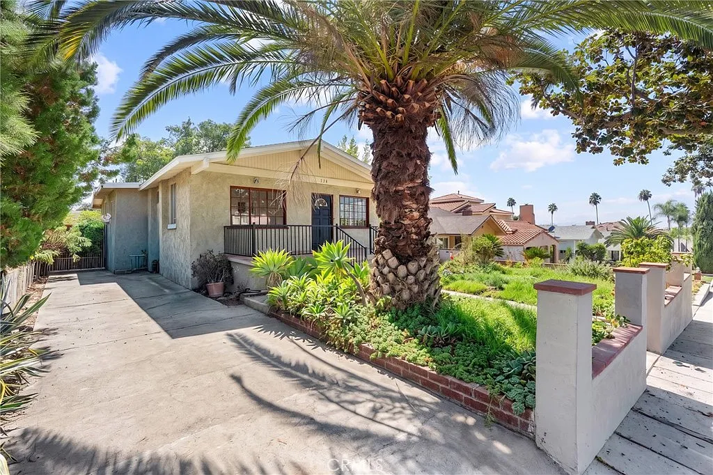 4 bed, 2400 sqft, $4,950 — Photo 1
