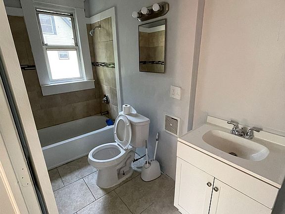 4th image of 50 White St