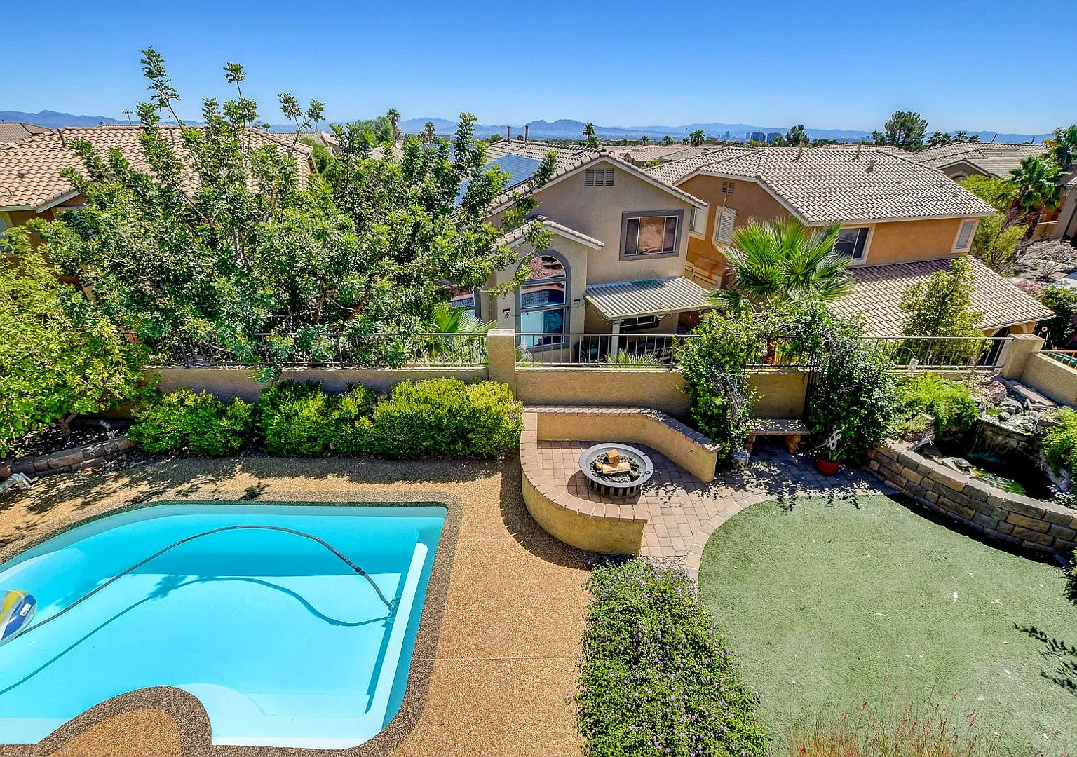Stunning Summerlin Pool Home! — Photo 1