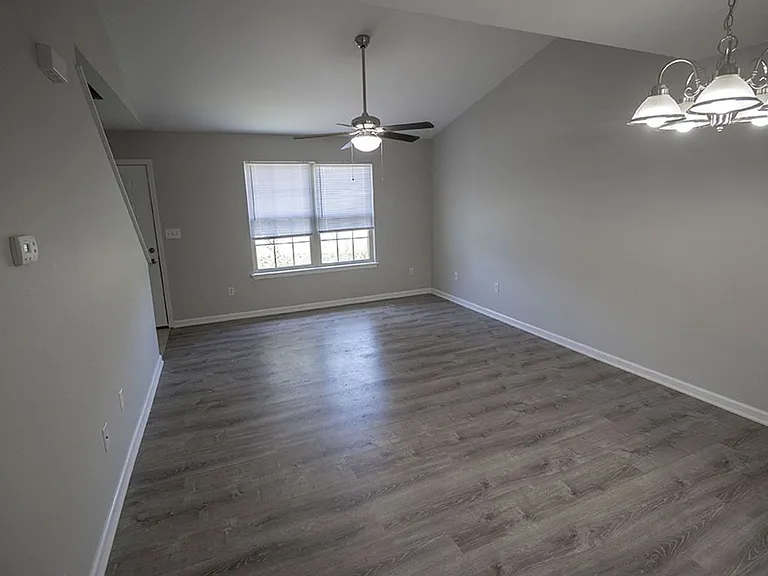 1405 Greensboro Dr — Photo 6