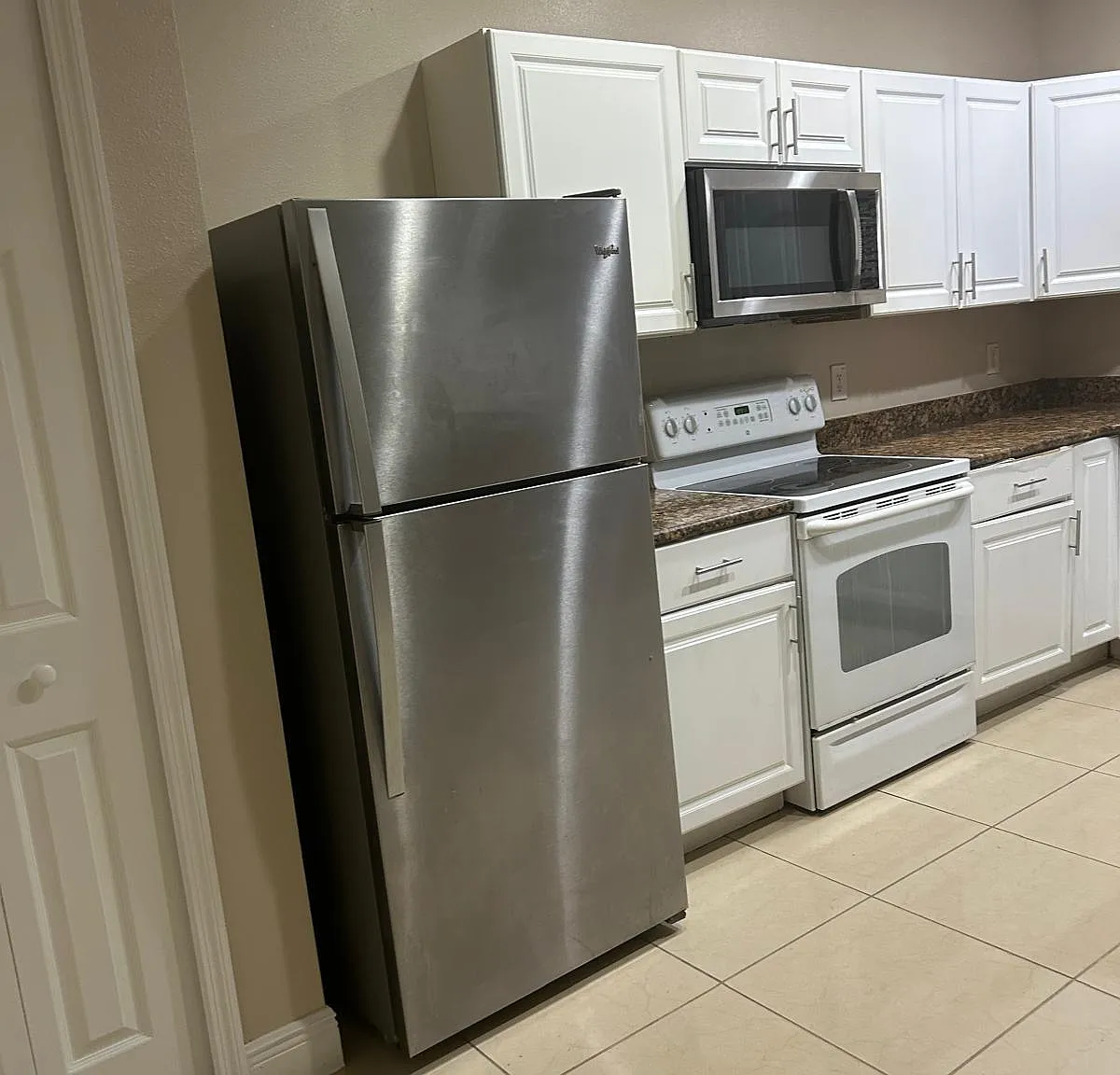 3 bed, 2.5 bath, 1382 sqft, $2,000 — Photo 3
