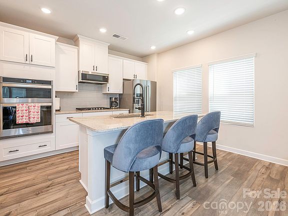 3rd image of 524 Cranford Dr