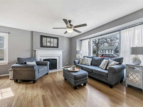 3rd image of 980 Woodbine Dr