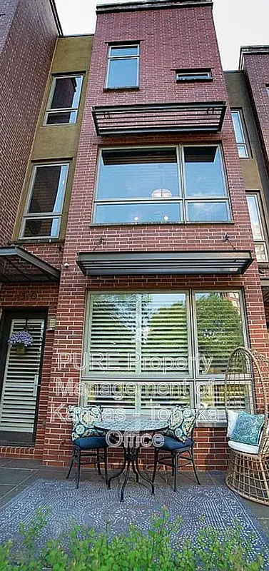 2 bed, 1.5 bath, 1304 sqft, $2,450 — Photo 1