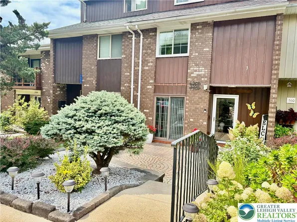 1558 Creekside Rd, Whitehall, PA 18052