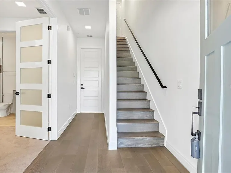 212 E Pineloch Ave — Photo 3